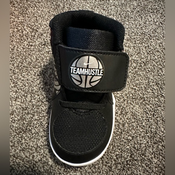NWT Nike Team Hustle Shoes Size 7c - Picture 2 of 10